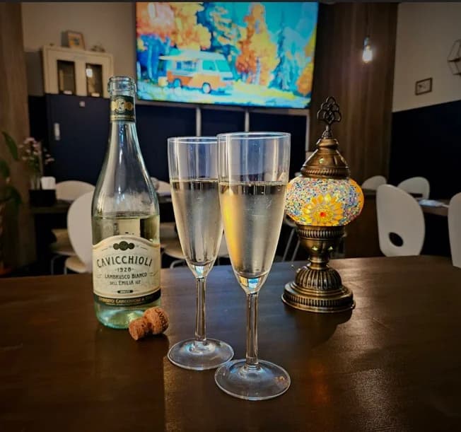 デートで乾杯する二人のためのテーブルセッティング