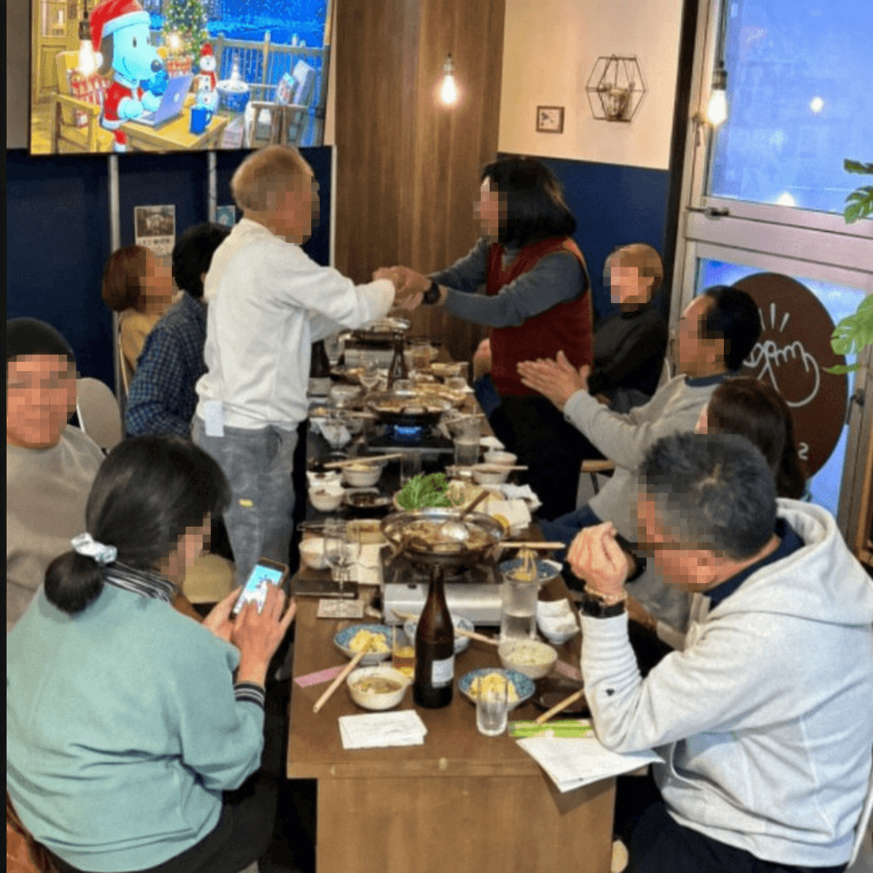貸切パーティーで集まるグループの宴会風景